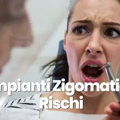 Donna spaventata con trapano dentale vicino alla bocca. Testo: Impianti zigomatici Rischi.